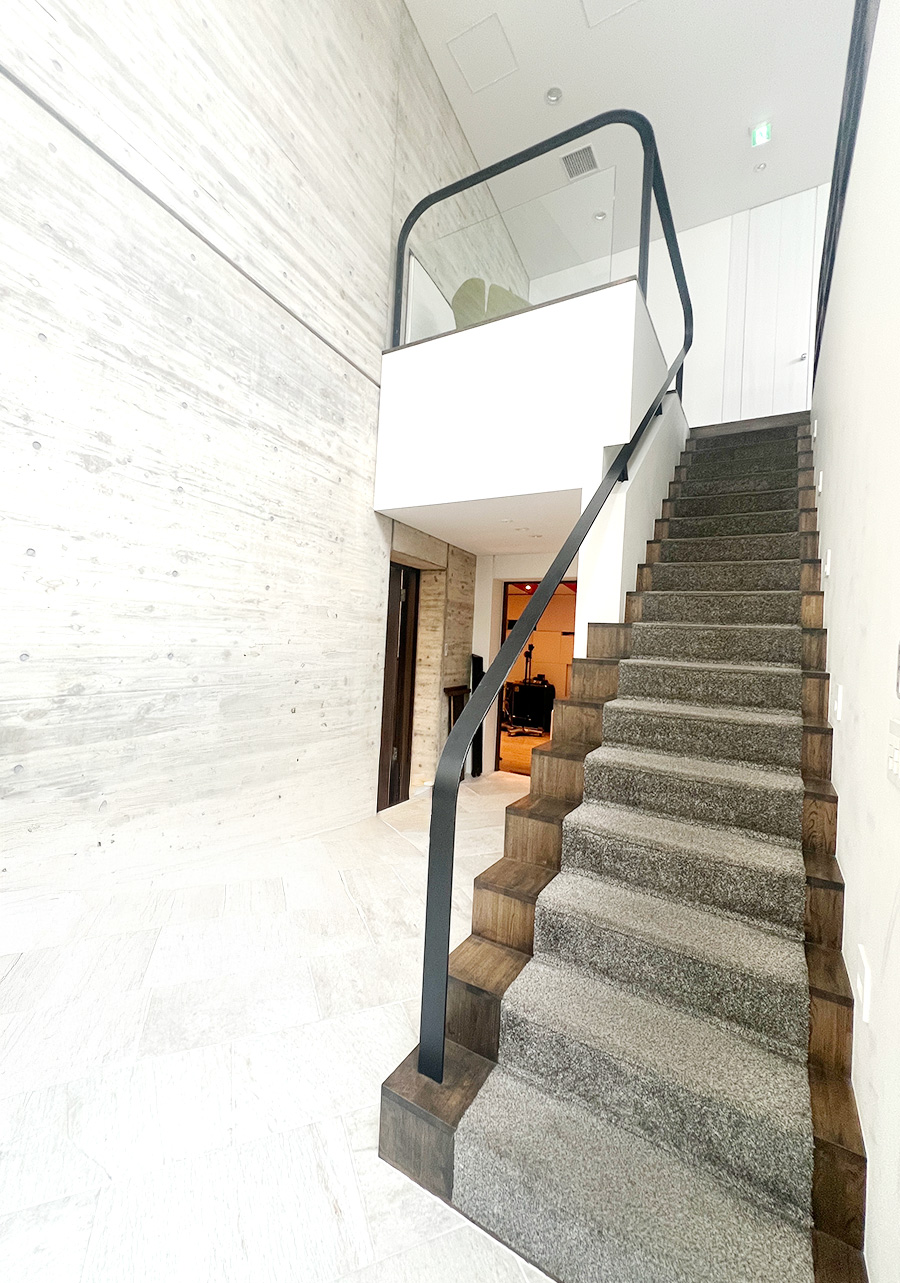 建物1F 吹き抜け階段