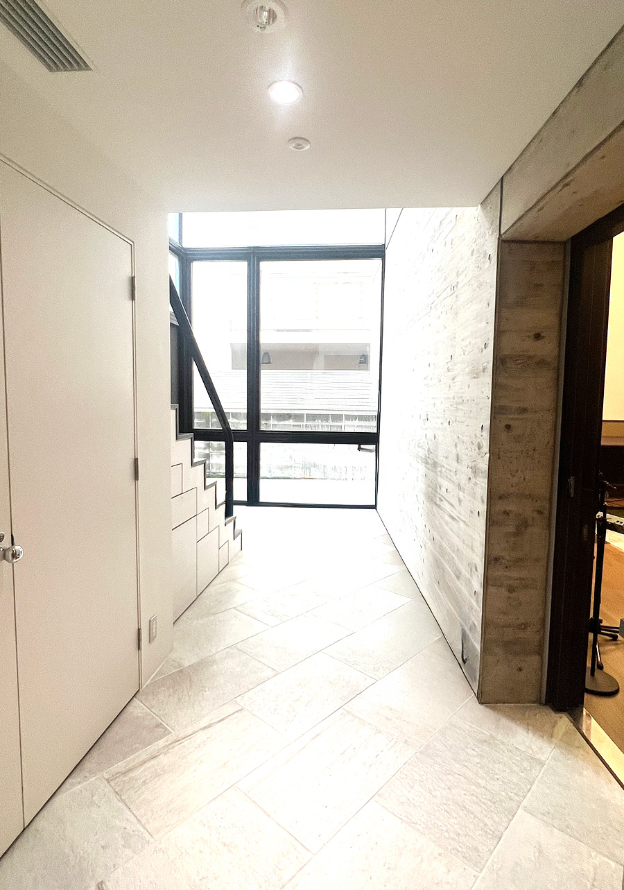 建物1F 明るい日差し